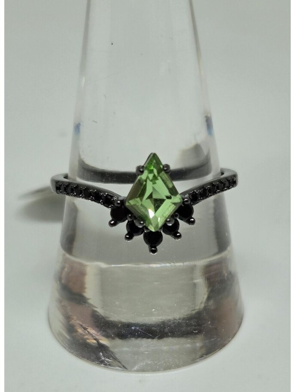 Fragrant Jewels Academy of Magic D04 Ring Size 8 Green Crystal Black Gothic